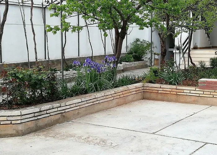 1 Apartment *