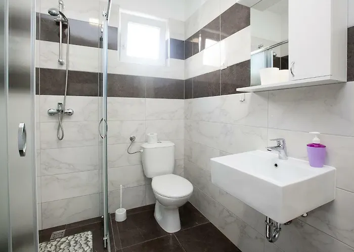 1 Apartment *