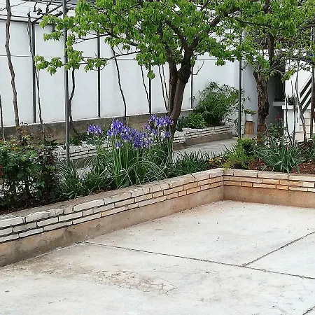 1 Apartment *